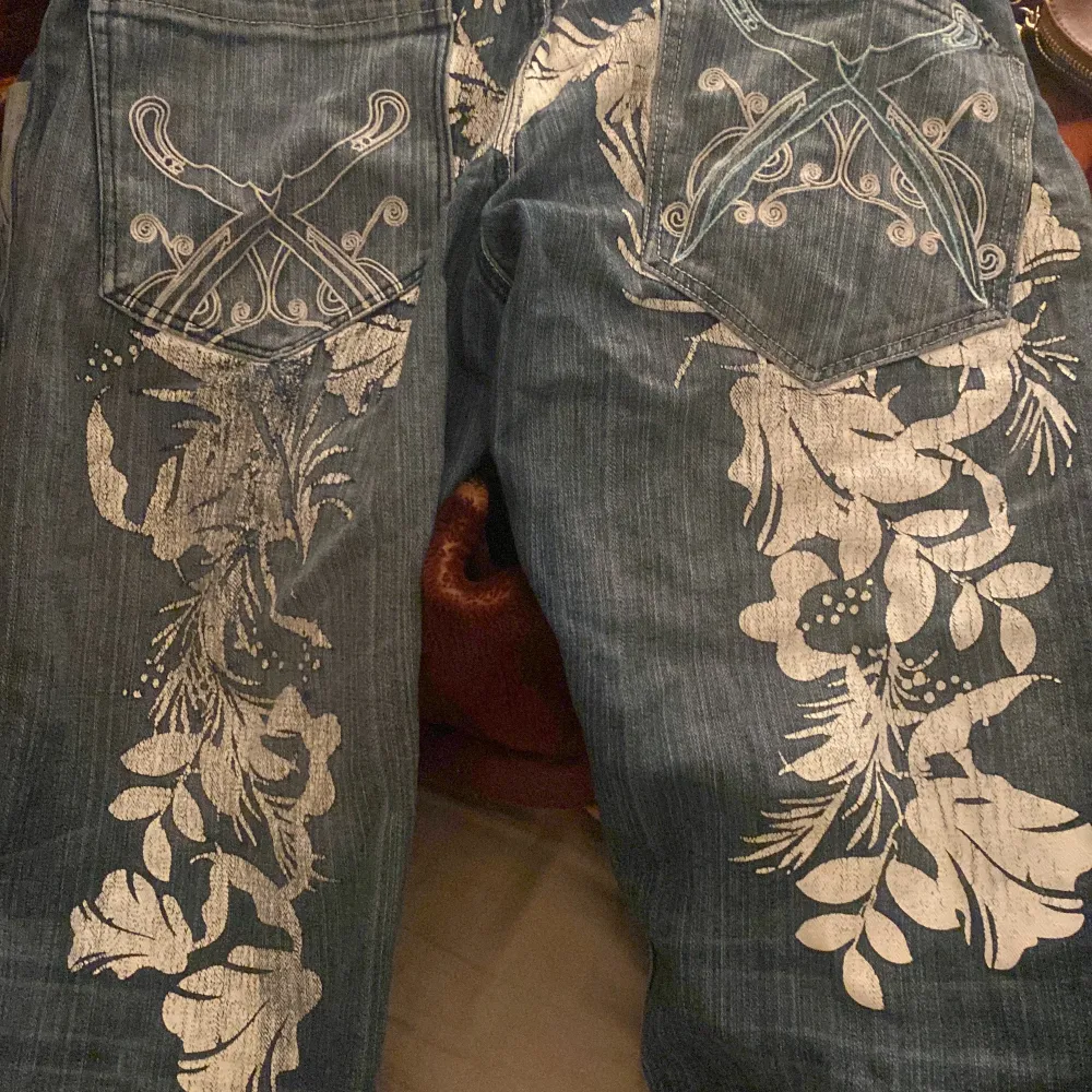 Artful lodgy jeans från deras 2000s kollektion! Liten defekt är att färgen på ena sidan har försvunnit lite(se på bild 3) men inget så synligt. Har sytt de i midjan så de passar mig men de går att sprätta bort. . Jeans & Byxor.