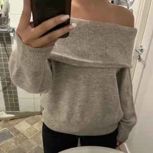 Offshoulder stickad tröja - Säljer då den inte kommer till användning längre. Inga tecken på användning. Skriv för mer bilder💕