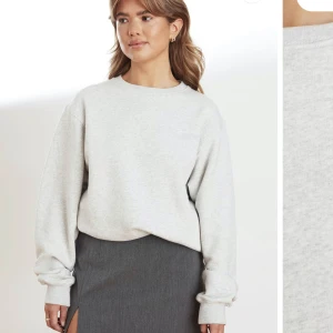 Djerf avenue sweatshirt  - Säljer min älskade Djerf Avenue sweatshirt som ej kommer till användning längre💕💕 Jätte fint skick. Nypris 1300kr och nästan helt slutsåld på hemsidan! Skriv om ni har frågor!