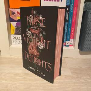 Säljer en exklusiv utgåva av ”These violent delights” skriven och SIGNERAD av Chloe Gong. Den är en populär från booktok och är en fantasy. Den är i bra skick men med vissa mindre repor innanför omslaget. Priset är satt pga special edition och signerad☺️