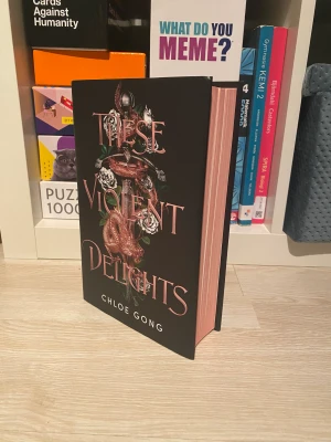 These violent delights - Säljer en exklusiv utgåva av ”These violent delights” skriven och SIGNERAD av Chloe Gong. Den är en populär från booktok och är en fantasy. Den är i bra skick men med vissa mindre repor innanför omslaget. Priset är satt pga special edition och signerad☺️