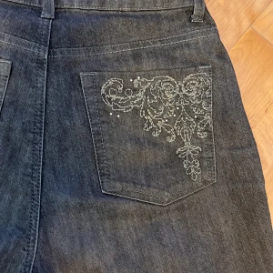 Jeans med coola fickor🤘 - Jeansen kommer inte till användning då dom är för små. Gjort egen slit längst ner för att dom ska svänga ut lite mer🥰