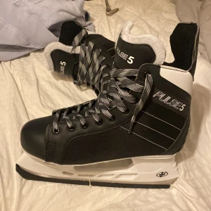 Skridskor PULSE5 (NY) - Helt oanvända skridskor. Fått i present men kan ej åka med de. ⛸️❄️
