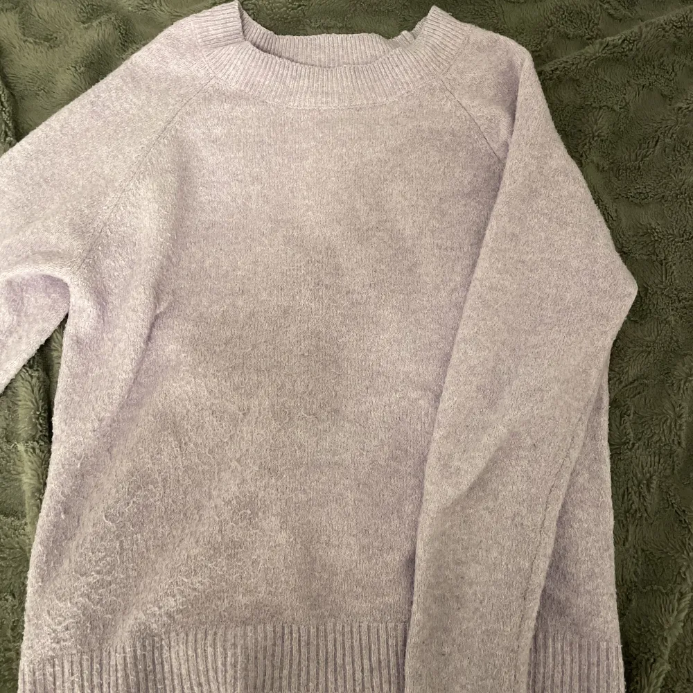 En stickad tröja från vero Moda som är i ganska fint skick men lite nopprig. Jag säljer den eftersinnat den inte används så mycket och är lite förstor.❤️. Tröjor & Koftor.