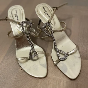 Pierre Cardin Paris - Guld sandaler. Använd få gånger, är i fin skick. 