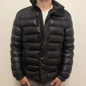 Colmar jacka - Säljer min snygga Colmar jacka som passar bra för vintern. Köpt för två år sedan och använd, den har ett litet hål över märket utöver det mycket bra skick. Nypris 4990 kr, Pris kan diskuteras.