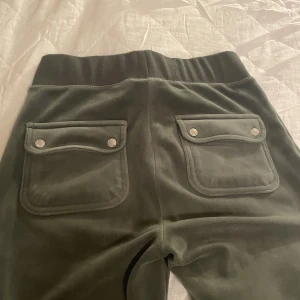 Gröna juicybyxor - Jag säljer mina gröna juicybyxor då dom inte kommer till andvändning. Dom har andvänts fåtal gånger och bra skick. Inga skador eller något som saknas. Pris kan diskuteras. 
