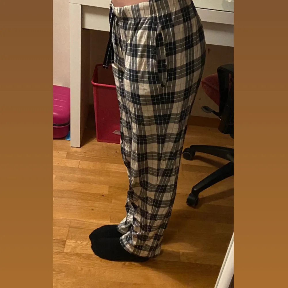 Fina pyjamasbyxor från Kappahl i storlek S. Använda men har inga tydliga defekter och är i bra skick. Nypriset är 399. Jag är 165 💕. Jeans & Byxor.