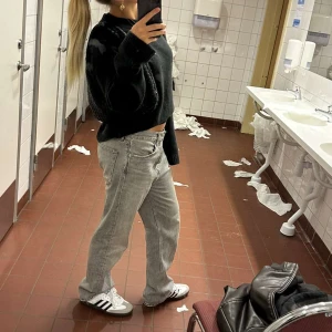 Jeans  - Säljer dessa oversize jeans från Agolde ❤️Nypris 1800kr, jag har vanligt vis 36/34 såhär sitter de på mig 