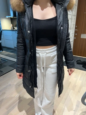 Vinterjacka - Köptes för 2 år sedan,  användes 2-3 gånger helt ny. Storlek S Orginala priset 6500kr & säljer den för 4000. Priset kan diskuteras då jag kan gå ner.