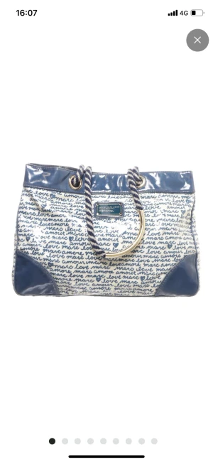 Marc Jacobs väska - En superfin marc Jacobs väska med mycket utrymme och mycket fina detaljer. 