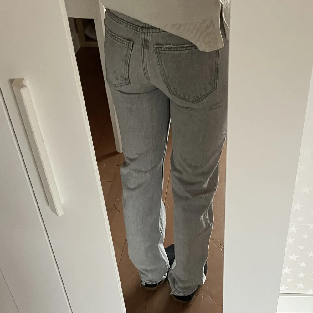 de har ett litet hål vid smalbenet på innersidan ( se bild 3) men det är inget jag lagt märke till när jag haft på mig de🤗 nypriset är 500kr🙌. Jeans & Byxor.