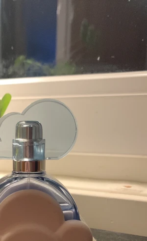 Cloud ☁️  - INTRESSE KOLL‼️Parfym från Ariana Grande☁️💓 Doftar ljuvligt och inte använd så mkt. Köpt för ca 500kr säljer för 400💗