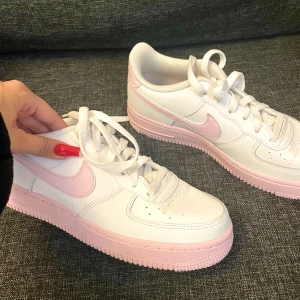 Skor  - I nyskick, säljer pga för stora. Storlek 37,5