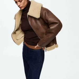 Höst jacka - Säljer min bruna jacka som köptes förra året. Använd några gånger. Mjukt Teddy material på insidan, och mocka på utsidan men krage. Jackan är kroppad. Nypris 1000kr. Har egna bilder, så fråga om du är intresserad!!💞