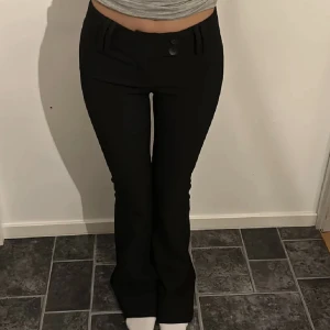 Lågmidjade kostymbyxor - Säljer dessa lågmidjade kostymbyxorna från bershka med snygga detaljer, knappar och fickor. Har aldrig använt de själv och bilderna är från förra ägaren💕💕