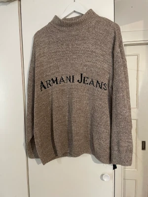 Snygg stickad tröja från Armani Jeans - Köpte denna favorit i en vintagebutik. Skall vara ett original. Helt ”ostickig” och jättefint skick. Ca Stl Medium/Large