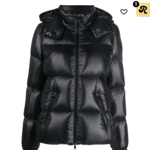 Moncler jacka - Hjälper min vän att sälja hennes moncler jacka❤️jackan är knappt använd och har inte en ända defekt, så i toppen skick Köptes för 12 tusen och säljs inte längre på deras hemsida då det var en säsongsjacka❤️skriv för fler bilder eller frågor, kvitto finns❤️
