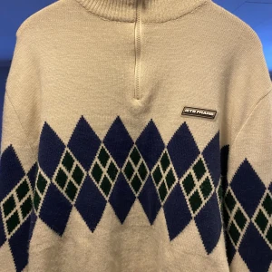 Stickadtröja - Säljer en favorit hos mig då den tyvärr är för stor för mig. En skön stickad tröja ifrån Urban Outfitters