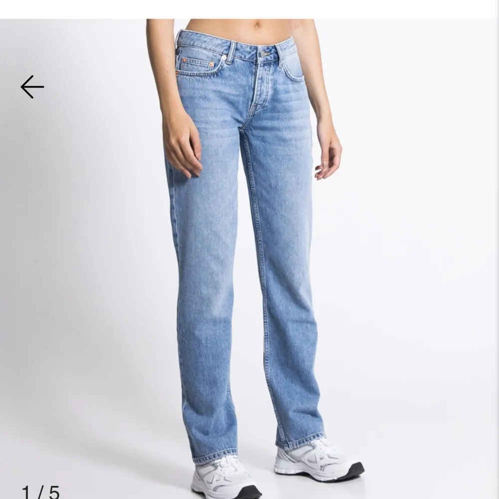 Säljer dessa Lågmidjade raka jeans från lager 157. Använda men fortfarande i väldigt bra skick💗. Jeans & Byxor.