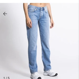 Jeans - Säljer dessa Lågmidjade raka jeans från lager 157. Använda men fortfarande i väldigt bra skick💗