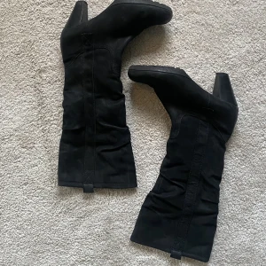 Svarta stövlar - Superfina svarta stövlar i mockaliknande material🌟 lite fodrade så passar perfekt nu till höst/vinter! Klackhöjd: ca 7cm