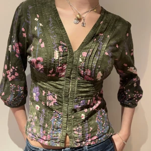 Sjukt fin topp - En otroligt unik överdel, den har knäppe framtill som en korset! Super fin och smickrande❤️köpt second hand