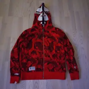 Snygg röd reversible Aape hoodie i storlek L passar M Osäker på äkthet då den va köpt av en kompis för runt ett år sedan Kontakta för mer info 