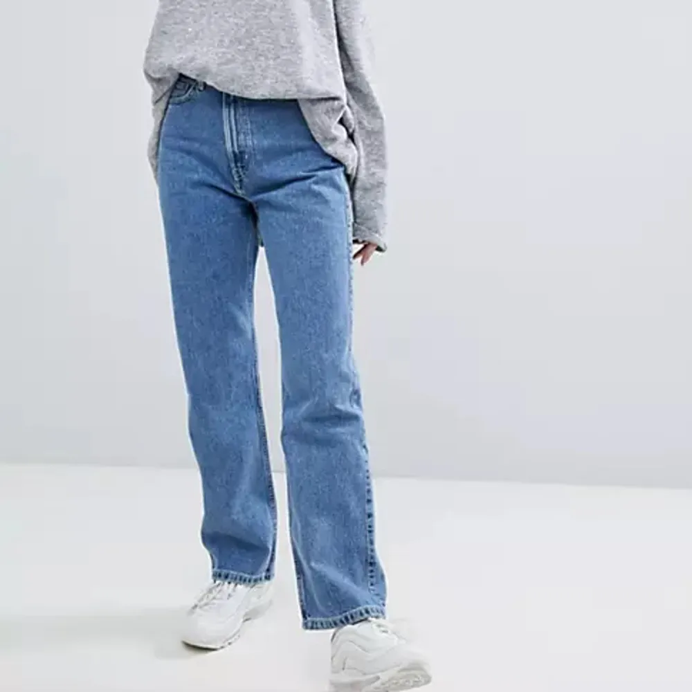 De klassiska ljusblå Rowe jeansen⭐️ använt skick och ett litet hål mellan benen (därav pris), kan skicka bild. Jeansen har också slitningar längst ned och högst upp men bara snyggt! . Jeans & Byxor.