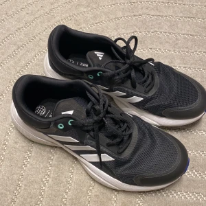 Adidas träningsskor/sneakers  - Adidas träningsskor/sneakers i storlek 42 2/3. Använda vid ett tillfälle.