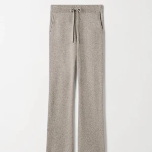 Soft Goat byxor - Säljer mina soft goat byxor då de inte kommer till användning så mycket som jag hade hoppats. Nypris är 2 495kr. De är i nyskick och är använda max fem gånger. Köpta någon gång efter sommaren. De är likadana som de på bilden fast i beige.