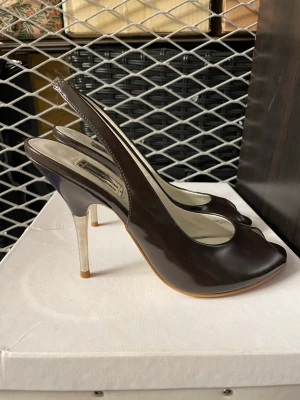 Klackskor  - Mörkbruna klackskor i storlek 39, små i storleken så mer som en storlek 38. Använd vid några få tillfällen. 