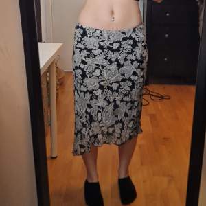 Superfin kjol i strechigt material🥰 Sparsamt använd och inga skavanker🥰 midja: 40 cm