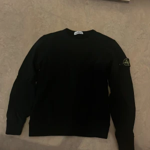 Stone island tröja  - Jag säljer en stone island junior tröja den är i mycket bra skick och har inga problem jag säljer den för den är för liten ’’priset kan diskuteras ’’ ‘’ÄKTA’’