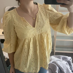 Söt blus - Säljer min fina sommriga blus från indiska💗