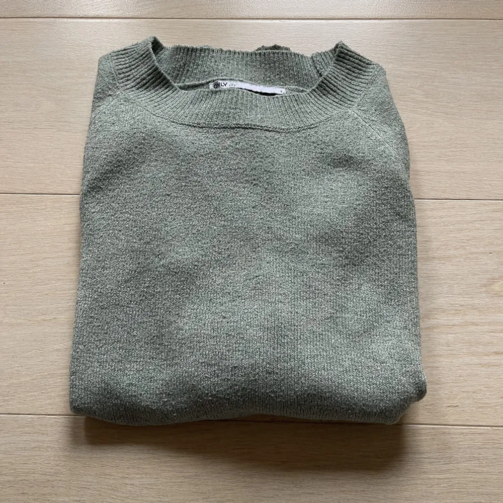 Snygg stickad tröja från Only❤️‍🔥den är i storlek S och är varken nopprig eller har defekter. Inköpspris 400kr. Tröjor & Koftor.