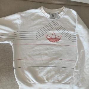 Vintage Adidas tröja  - En vintage adidas tröja köpt i Paris för 450 kr. Tröjan är i storlek S men den är lite oversized. Tveka inte att fråga om fler bilder! Pris kan diskuteras❤️