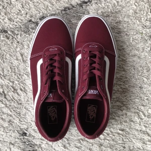 Vans Old skool  - Säljer ett par Vans. Helt oanvända. Vinröda. Hade kunnat gå ner lite i pris vid snabb affär 