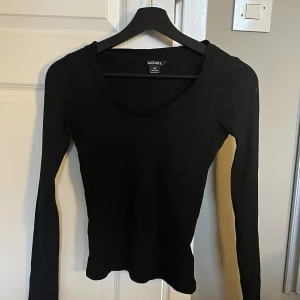 Långarmad svart t-shirt  - Säljer denna sköna tajta tröjan från Monki❤️ Rätt nyköpt och knappt använd❤️❤️