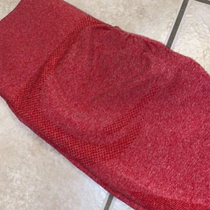 Byxor med scrunch  - Jätte fina träningsbyxor med scrunch vid rumpan och är i ett jätte bra skick då den inte är använd så mycket!!