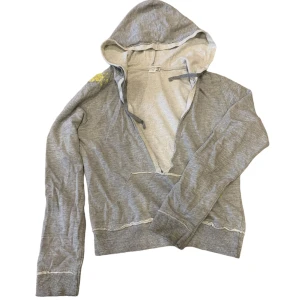 Hoodie offshoulder - Passar en xs/s då det står storlek 34/36. Passar att bära offshoulder eftersom den är djupt vringad och passar med någon topp under. 100% bomull. 💓