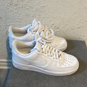Nike air force 1 - Hej! Jag säljer mina air force 1 för att dem är för stora. Använda 1 gång och är därför i jätte bra skick! ☺️
