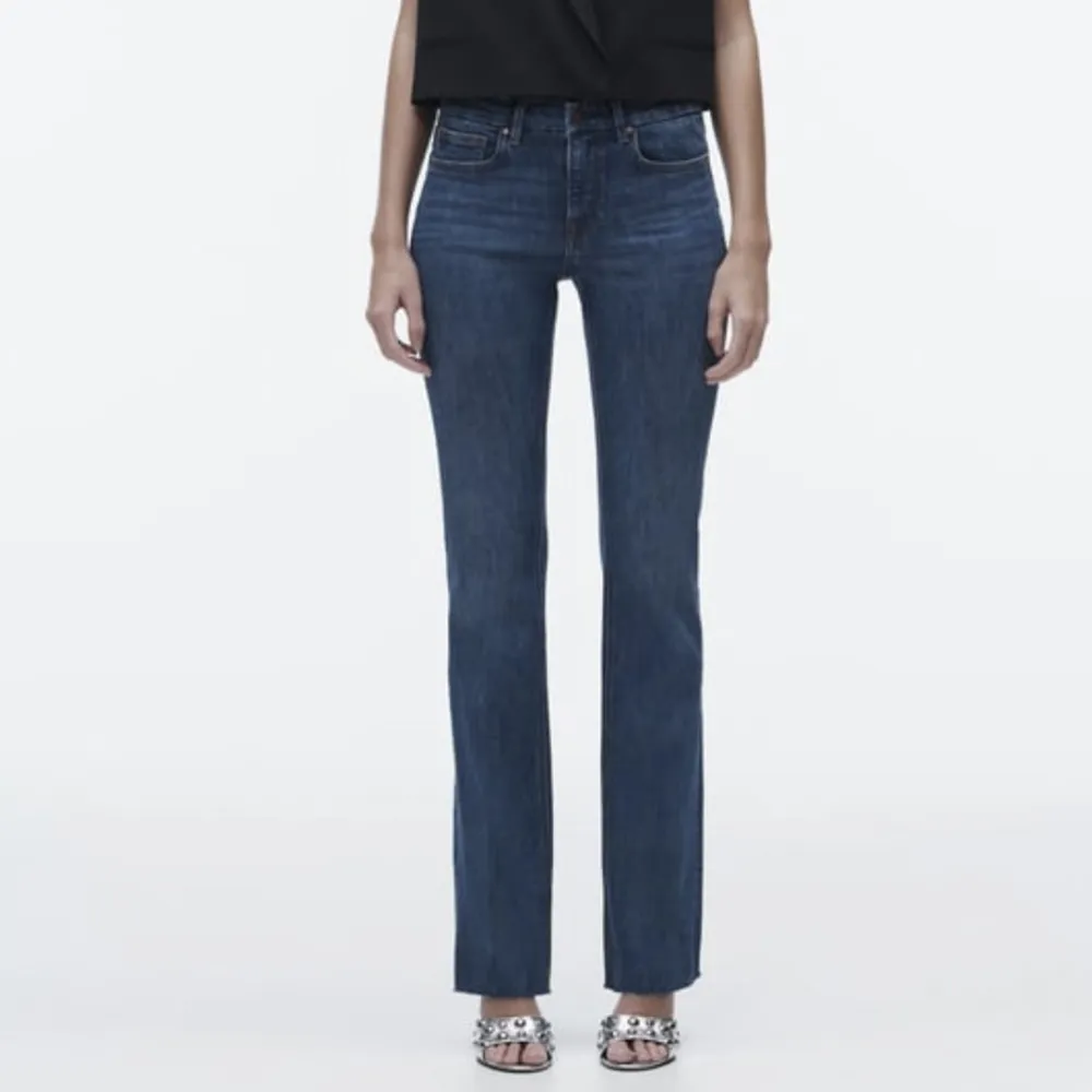 Mörkblå low waist jeans från zara storlek 34, helt oanvänd . Jeans & Byxor.