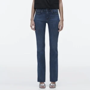 Zara  - Mörkblå low waist jeans från zara storlek 34, helt oanvänd 