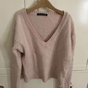 Stickad tröja från brandy melville  - Söt rosa lite kroppad tröja i super mjukt material. 