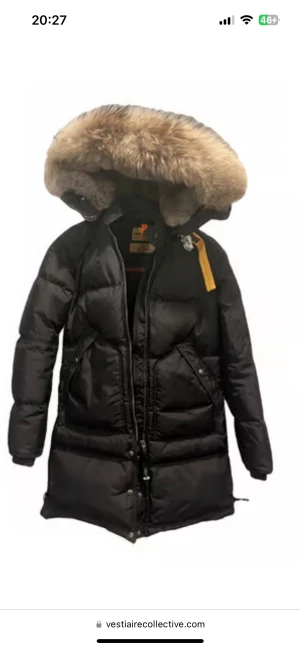 Parkunderhåll longbear - Den är i bra skit inte använt så det det finns Qr kod och är i helt bra skit inget som är sönder 🌸.länge ren och fungerar utmärkt som en vinter jacka äkta päls. Och jackan är äkta 