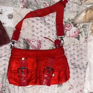 Axelväska  - En jätte snygg vintage axelväska från ett italienskt märke, vet inte exat då jag fick den från min mamma. Den är lite sliten men fortfarande skit fin! 