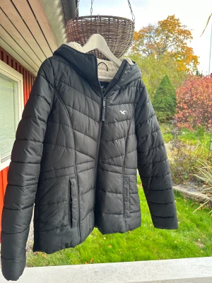 Fodrad jacka hollister - Supergosig fodrad jacka från Hollister i storlek L!