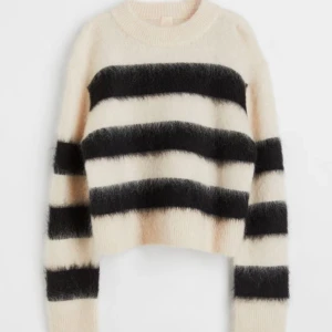 Randig mohair tröja  - Säljer denna snygga randiga mohiartröjan. Ärmarna är långa och har en öppning för handen. Jättefint skick och underbart material. Använt 2 gånger. Köpt för 499kr 