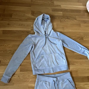 Juicy couture set - Säljer ett juicy couture set i blått. Både överdelen och underdelen använda 3 ggr så i nyskick. Storlek S på båda, 1000kr